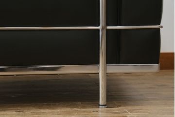中古　美品　Cassina(カッシーナ)　ル・コルビュジエ(Le Corbusier)　LC3　GRAND MODELE(グラン モデル)　本革製　ポリエステルパッディング　シンプルモダンなデザインがかっこいい1人掛けソファ(1Pソファ、一人掛け)(定価約103万円)(R-068570)