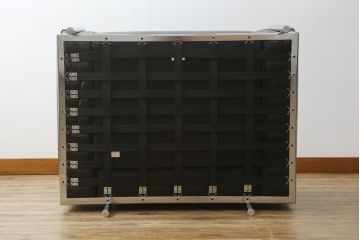 中古　美品　Cassina(カッシーナ)　ル・コルビュジエ(Le Corbusier)　LC3　GRAND MODELE(グラン モデル)　本革製　ポリエステルパッディング　シンプルモダンなデザインがかっこいい1人掛けソファ(1Pソファ、一人掛け)(定価約103万円)(R-068570)