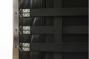 中古　美品　Cassina(カッシーナ)　ル・コルビュジエ(Le Corbusier)　LC3　GRAND MODELE(グラン モデル)　本革製　ポリエステルパッディング　シンプルモダンなデザインがかっこいい1人掛けソファ(1Pソファ、一人掛け)(定価約103万円)(R-068570)