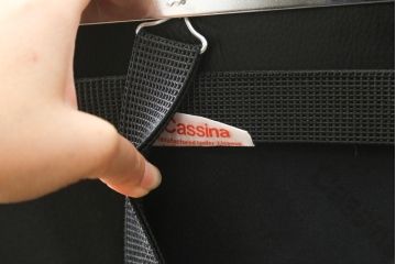中古　美品　Cassina(カッシーナ)　ル・コルビュジエ(Le Corbusier)　LC3　GRAND MODELE(グラン モデル)　本革製　ポリエステルパッディング　シンプルモダンなデザインがかっこいい1人掛けソファ(1Pソファ、一人掛け)(定価約103万円)(R-068570)