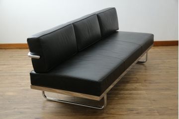 中古　美品　本革(レザー)　Cassina(カッシーナ)　Le Corbusier(ル・コルビュジエ)　LC5　シンプルモダンなデザインが素敵な3人掛けソファ(3Pソファ、三人掛け)(定価約174万円)(R-068572)