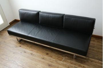 中古　美品　本革(レザー)　Cassina(カッシーナ)　Le Corbusier(ル・コルビュジエ)　LC5　シンプルモダンなデザインが素敵な3人掛けソファ(3Pソファ、三人掛け)(定価約174万円)(R-068572)
