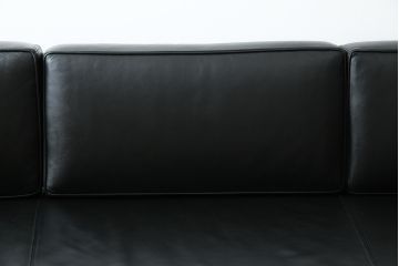 中古　美品　本革(レザー)　Cassina(カッシーナ)　Le Corbusier(ル・コルビュジエ)　LC5　シンプルモダンなデザインが素敵な3人掛けソファ(3Pソファ、三人掛け)(定価約174万円)(R-068572)