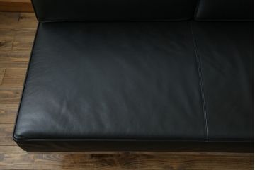 中古　美品　本革(レザー)　Cassina(カッシーナ)　Le Corbusier(ル・コルビュジエ)　LC5　シンプルモダンなデザインが素敵な3人掛けソファ(3Pソファ、三人掛け)(定価約174万円)(R-068572)