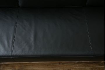 中古　美品　本革(レザー)　Cassina(カッシーナ)　Le Corbusier(ル・コルビュジエ)　LC5　シンプルモダンなデザインが素敵な3人掛けソファ(3Pソファ、三人掛け)(定価約174万円)(R-068572)