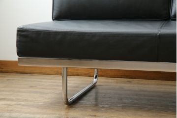 中古　美品　本革(レザー)　Cassina(カッシーナ)　Le Corbusier(ル・コルビュジエ)　LC5　シンプルモダンなデザインが素敵な3人掛けソファ(3Pソファ、三人掛け)(定価約174万円)(R-068572)