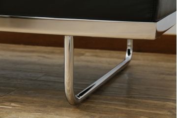 中古　美品　本革(レザー)　Cassina(カッシーナ)　Le Corbusier(ル・コルビュジエ)　LC5　シンプルモダンなデザインが素敵な3人掛けソファ(3Pソファ、三人掛け)(定価約174万円)(R-068572)