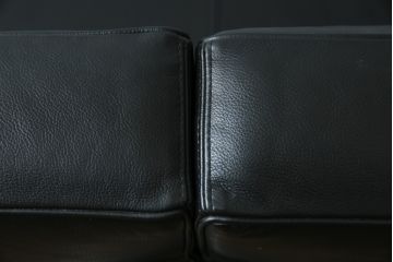 中古　美品　本革(レザー)　Cassina(カッシーナ)　Le Corbusier(ル・コルビュジエ)　LC5　シンプルモダンなデザインが素敵な3人掛けソファ(3Pソファ、三人掛け)(定価約174万円)(R-068572)