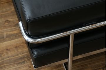 中古　美品　本革(レザー)　Cassina(カッシーナ)　Le Corbusier(ル・コルビュジエ)　LC5　シンプルモダンなデザインが素敵な3人掛けソファ(3Pソファ、三人掛け)(定価約174万円)(R-068572)