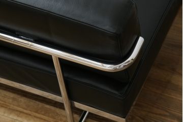 中古　美品　本革(レザー)　Cassina(カッシーナ)　Le Corbusier(ル・コルビュジエ)　LC5　シンプルモダンなデザインが素敵な3人掛けソファ(3Pソファ、三人掛け)(定価約174万円)(R-068572)