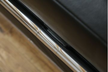 中古　美品　本革(レザー)　Cassina(カッシーナ)　Le Corbusier(ル・コルビュジエ)　LC5　シンプルモダンなデザインが素敵な3人掛けソファ(3Pソファ、三人掛け)(定価約174万円)(R-068572)