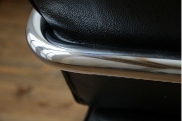 中古　美品　本革(レザー)　Cassina(カッシーナ)　Le Corbusier(ル・コルビュジエ)　LC5　シンプルモダンなデザインが素敵な3人掛けソファ(3Pソファ、三人掛け)(定価約174万円)(R-068572)
