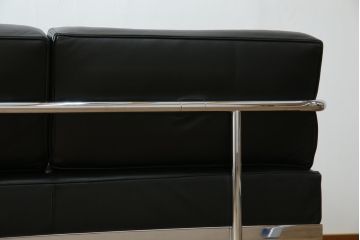 中古　美品　本革(レザー)　Cassina(カッシーナ)　Le Corbusier(ル・コルビュジエ)　LC5　シンプルモダンなデザインが素敵な3人掛けソファ(3Pソファ、三人掛け)(定価約174万円)(R-068572)