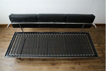 中古　美品　本革(レザー)　Cassina(カッシーナ)　Le Corbusier(ル・コルビュジエ)　LC5　シンプルモダンなデザインが素敵な3人掛けソファ(3Pソファ、三人掛け)(定価約174万円)(R-068572)