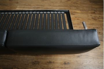 中古　美品　本革(レザー)　Cassina(カッシーナ)　Le Corbusier(ル・コルビュジエ)　LC5　シンプルモダンなデザインが素敵な3人掛けソファ(3Pソファ、三人掛け)(定価約174万円)(R-068572)