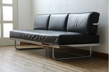 中古　美品　本革(レザー)　Cassina(カッシーナ)　Le Corbusier(ル・コルビュジエ)　LC5　シンプルモダンなデザインが素敵な3人掛けソファ(3Pソファ、三人掛け)(定価約174万円)(R-068573)