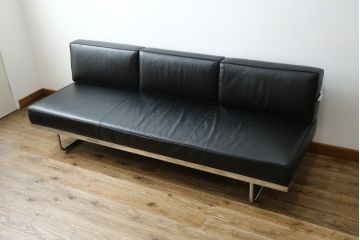 中古　美品　本革(レザー)　Cassina(カッシーナ)　Le Corbusier(ル・コルビュジエ)　LC5　シンプルモダンなデザインが素敵な3人掛けソファ(3Pソファ、三人掛け)(定価約174万円)(R-068573)