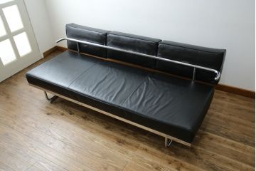 中古　美品　本革(レザー)　Cassina(カッシーナ)　Le Corbusier(ル・コルビュジエ)　LC5　シンプルモダンなデザインが素敵な3人掛けソファ(3Pソファ、三人掛け)(定価約174万円)(R-068573)