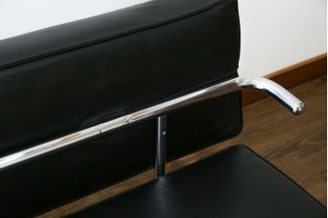 中古　美品　本革(レザー)　Cassina(カッシーナ)　Le Corbusier(ル・コルビュジエ)　LC5　シンプルモダンなデザインが素敵な3人掛けソファ(3Pソファ、三人掛け)(定価約174万円)(R-068573)