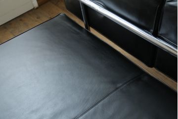 中古　美品　本革(レザー)　Cassina(カッシーナ)　Le Corbusier(ル・コルビュジエ)　LC5　シンプルモダンなデザインが素敵な3人掛けソファ(3Pソファ、三人掛け)(定価約174万円)(R-068573)