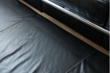 中古　美品　本革(レザー)　Cassina(カッシーナ)　Le Corbusier(ル・コルビュジエ)　LC5　シンプルモダンなデザインが素敵な3人掛けソファ(3Pソファ、三人掛け)(定価約174万円)(R-068573)