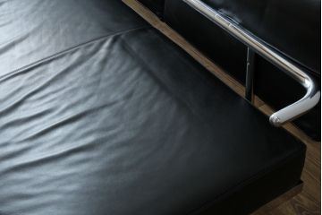 中古　美品　本革(レザー)　Cassina(カッシーナ)　Le Corbusier(ル・コルビュジエ)　LC5　シンプルモダンなデザインが素敵な3人掛けソファ(3Pソファ、三人掛け)(定価約174万円)(R-068573)