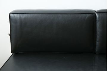 中古　美品　本革(レザー)　Cassina(カッシーナ)　Le Corbusier(ル・コルビュジエ)　LC5　シンプルモダンなデザインが素敵な3人掛けソファ(3Pソファ、三人掛け)(定価約174万円)(R-068573)