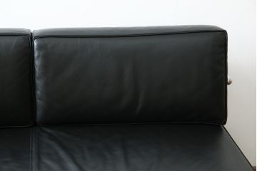 中古　美品　本革(レザー)　Cassina(カッシーナ)　Le Corbusier(ル・コルビュジエ)　LC5　シンプルモダンなデザインが素敵な3人掛けソファ(3Pソファ、三人掛け)(定価約174万円)(R-068573)