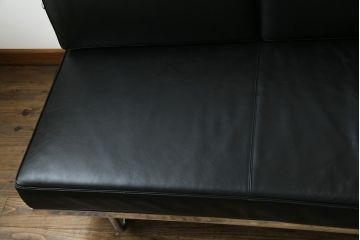 中古　美品　本革(レザー)　Cassina(カッシーナ)　Le Corbusier(ル・コルビュジエ)　LC5　シンプルモダンなデザインが素敵な3人掛けソファ(3Pソファ、三人掛け)(定価約174万円)(R-068573)