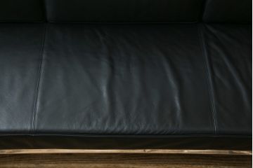 中古　美品　本革(レザー)　Cassina(カッシーナ)　Le Corbusier(ル・コルビュジエ)　LC5　シンプルモダンなデザインが素敵な3人掛けソファ(3Pソファ、三人掛け)(定価約174万円)(R-068573)