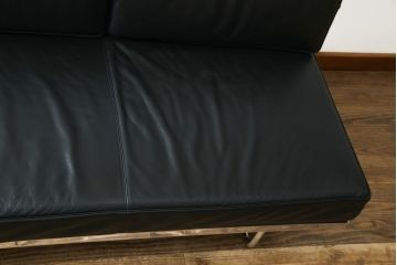 中古　美品　本革(レザー)　Cassina(カッシーナ)　Le Corbusier(ル・コルビュジエ)　LC5　シンプルモダンなデザインが素敵な3人掛けソファ(3Pソファ、三人掛け)(定価約174万円)(R-068573)