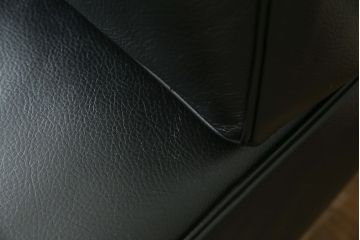 中古　美品　本革(レザー)　Cassina(カッシーナ)　Le Corbusier(ル・コルビュジエ)　LC5　シンプルモダンなデザインが素敵な3人掛けソファ(3Pソファ、三人掛け)(定価約174万円)(R-068573)