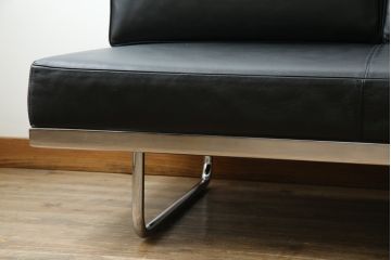 中古　美品　本革(レザー)　Cassina(カッシーナ)　Le Corbusier(ル・コルビュジエ)　LC5　シンプルモダンなデザインが素敵な3人掛けソファ(3Pソファ、三人掛け)(定価約174万円)(R-068573)