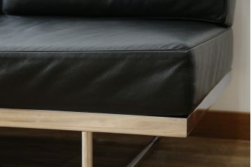 中古　美品　本革(レザー)　Cassina(カッシーナ)　Le Corbusier(ル・コルビュジエ)　LC5　シンプルモダンなデザインが素敵な3人掛けソファ(3Pソファ、三人掛け)(定価約174万円)(R-068573)