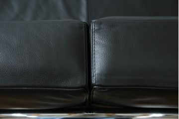 中古　美品　本革(レザー)　Cassina(カッシーナ)　Le Corbusier(ル・コルビュジエ)　LC5　シンプルモダンなデザインが素敵な3人掛けソファ(3Pソファ、三人掛け)(定価約174万円)(R-068573)