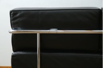 中古　美品　本革(レザー)　Cassina(カッシーナ)　Le Corbusier(ル・コルビュジエ)　LC5　シンプルモダンなデザインが素敵な3人掛けソファ(3Pソファ、三人掛け)(定価約174万円)(R-068573)