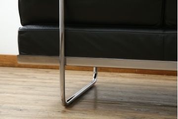 中古　美品　本革(レザー)　Cassina(カッシーナ)　Le Corbusier(ル・コルビュジエ)　LC5　シンプルモダンなデザインが素敵な3人掛けソファ(3Pソファ、三人掛け)(定価約174万円)(R-068573)