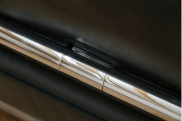 中古　美品　本革(レザー)　Cassina(カッシーナ)　Le Corbusier(ル・コルビュジエ)　LC5　シンプルモダンなデザインが素敵な3人掛けソファ(3Pソファ、三人掛け)(定価約174万円)(R-068573)