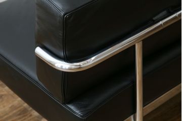 中古　美品　本革(レザー)　Cassina(カッシーナ)　Le Corbusier(ル・コルビュジエ)　LC5　シンプルモダンなデザインが素敵な3人掛けソファ(3Pソファ、三人掛け)(定価約174万円)(R-068573)