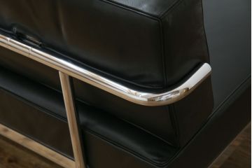 中古　美品　本革(レザー)　Cassina(カッシーナ)　Le Corbusier(ル・コルビュジエ)　LC5　シンプルモダンなデザインが素敵な3人掛けソファ(3Pソファ、三人掛け)(定価約174万円)(R-068573)