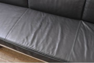 中古　美品　本革(レザー)　Cassina(カッシーナ)　Le Corbusier(ル・コルビュジエ)　LC5　シンプルモダンなデザインが素敵な3人掛けソファ(3Pソファ、三人掛け)(定価約174万円)(R-068573)