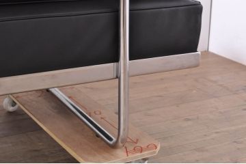 中古　美品　本革(レザー)　Cassina(カッシーナ)　Le Corbusier(ル・コルビュジエ)　LC5　シンプルモダンなデザインが素敵な3人掛けソファ(3Pソファ、三人掛け)(定価約174万円)(R-068573)