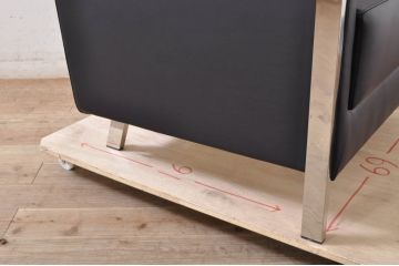 中古　美品　希少な廃盤品　アイデックモダン(AIDEC MODERN)　パスカル(PASCAL)　本革(レザー)　スクエア型のモダンなデザインが特徴的な1Pソファ(1人掛けソファ、ラウンジチェア、レザーチェア、アームチェア、椅子、イス、いす)(定価2脚で約70万円)(R-068574)