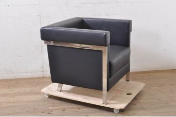 中古　美品　希少な廃盤品　アイデックモダン(AIDEC MODERN)　パスカル(PASCAL)　本革(レザー)　スクエア型のモダンなデザインが特徴的な1Pソファ(1人掛けソファ、ラウンジチェア、レザーチェア、アームチェア、椅子、イス、いす)(定価2脚で約70万円)(R-068574)
