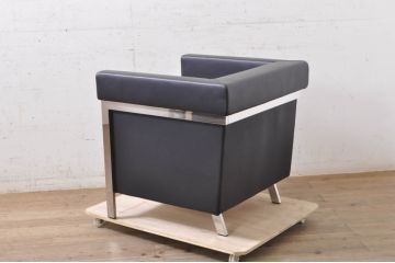中古　美品　希少な廃盤品　アイデックモダン(AIDEC MODERN)　パスカル(PASCAL)　本革(レザー)　スクエア型のモダンなデザインが特徴的な1Pソファ(1人掛けソファ、ラウンジチェア、レザーチェア、アームチェア、椅子、イス、いす)(定価2脚で約70万円)(R-068574)
