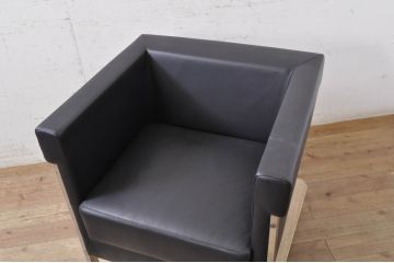 中古　美品　希少な廃盤品　アイデックモダン(AIDEC MODERN)　パスカル(PASCAL)　本革(レザー)　スクエア型のモダンなデザインが特徴的な1Pソファ(1人掛けソファ、ラウンジチェア、レザーチェア、アームチェア、椅子、イス、いす)(定価2脚で約70万円)(R-068574)