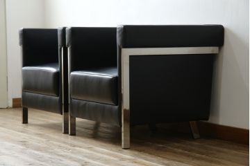 中古　美品　希少な廃盤品　アイデックモダン(AIDEC MODERN)　パスカル(PASCAL)　本革(レザー)　スクエア型のモダンなデザインが特徴的な1Pソファ(1人掛けソファ、ラウンジチェア、レザーチェア、アームチェア、椅子、イス、いす、バラ売り可能)(定価2脚で約70万円)(R-068574)