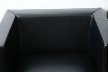 中古　美品　希少な廃盤品　アイデックモダン(AIDEC MODERN)　パスカル(PASCAL)　本革(レザー)　スクエア型のモダンなデザインが特徴的な1Pソファ(1人掛けソファ、ラウンジチェア、レザーチェア、アームチェア、椅子、イス、いす、バラ売り可能)(定価2脚で約70万円)(R-068574)