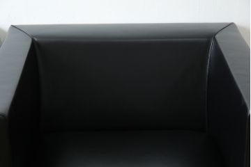 中古　美品　希少な廃盤品　アイデックモダン(AIDEC MODERN)　パスカル(PASCAL)　本革(レザー)　スクエア型のモダンなデザインが特徴的な1Pソファ(1人掛けソファ、ラウンジチェア、レザーチェア、アームチェア、椅子、イス、いす、バラ売り可能)(定価2脚で約70万円)(R-068574)