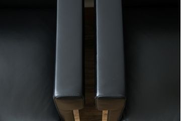 中古　美品　希少な廃盤品　アイデックモダン(AIDEC MODERN)　パスカル(PASCAL)　本革(レザー)　スクエア型のモダンなデザインが特徴的な1Pソファ(1人掛けソファ、ラウンジチェア、レザーチェア、アームチェア、椅子、イス、いす、バラ売り可能)(定価2脚で約70万円)(R-068574)
